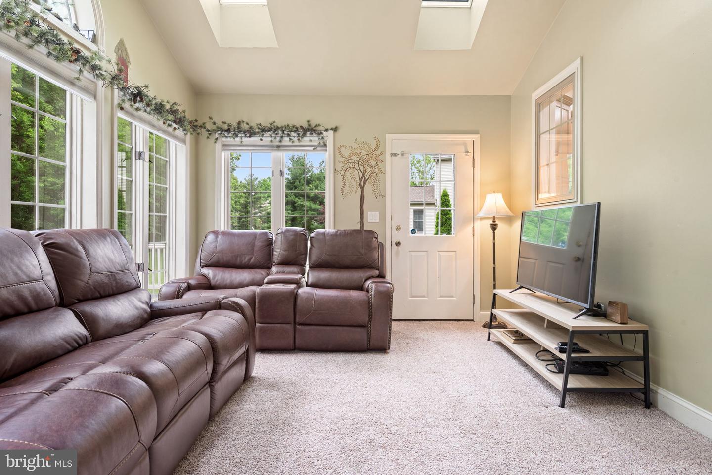 16 Fox Hollow Dr