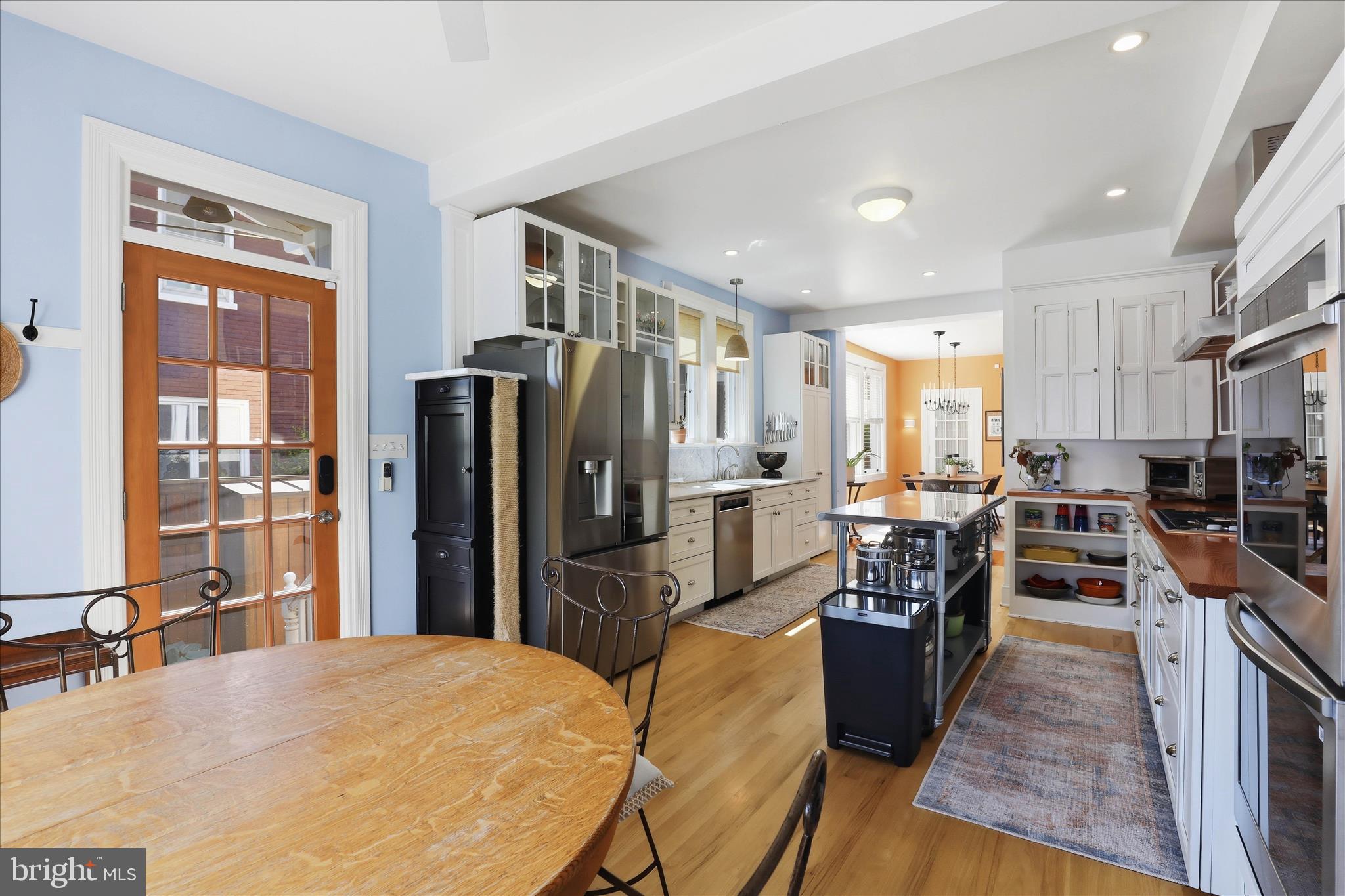 633 W CHESTNUT STREET