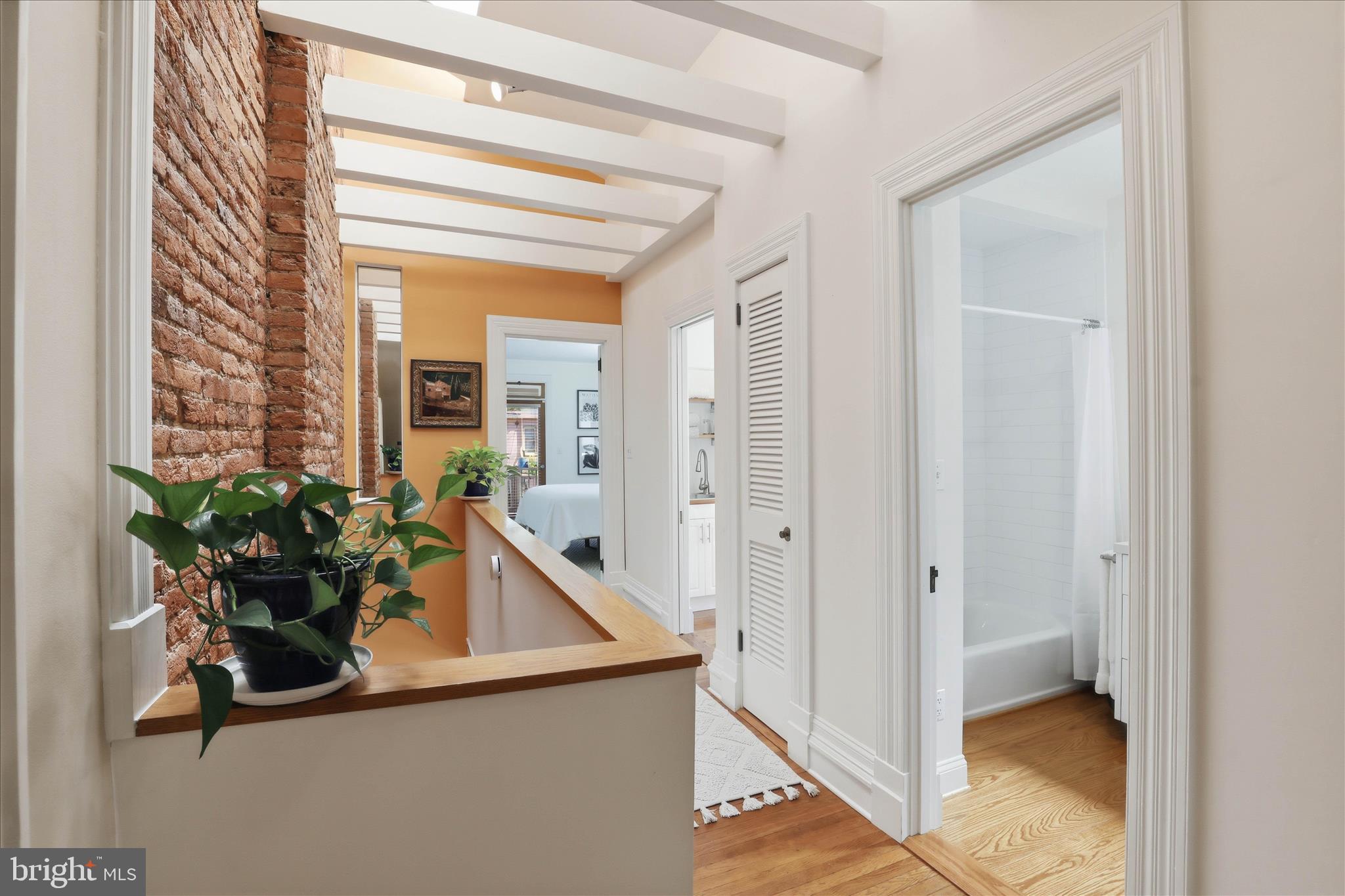 633 W CHESTNUT STREET