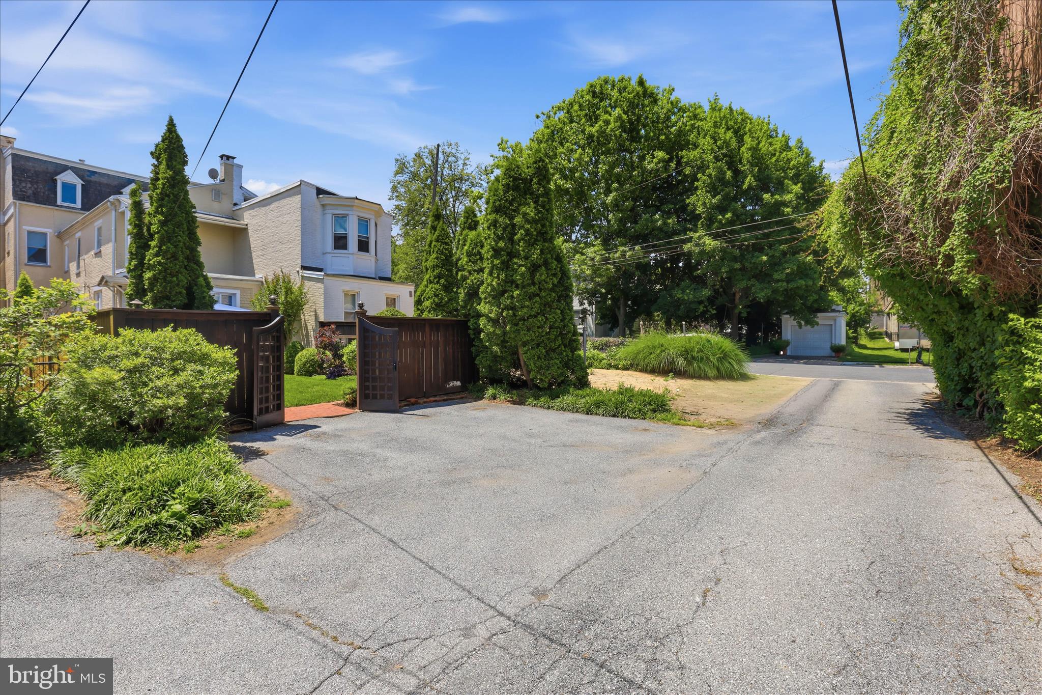 633 W CHESTNUT STREET