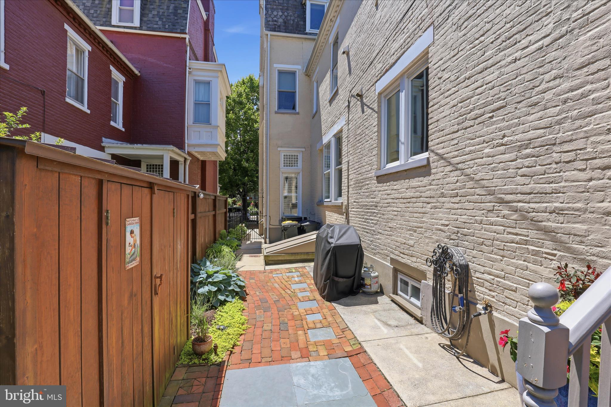 633 W CHESTNUT STREET