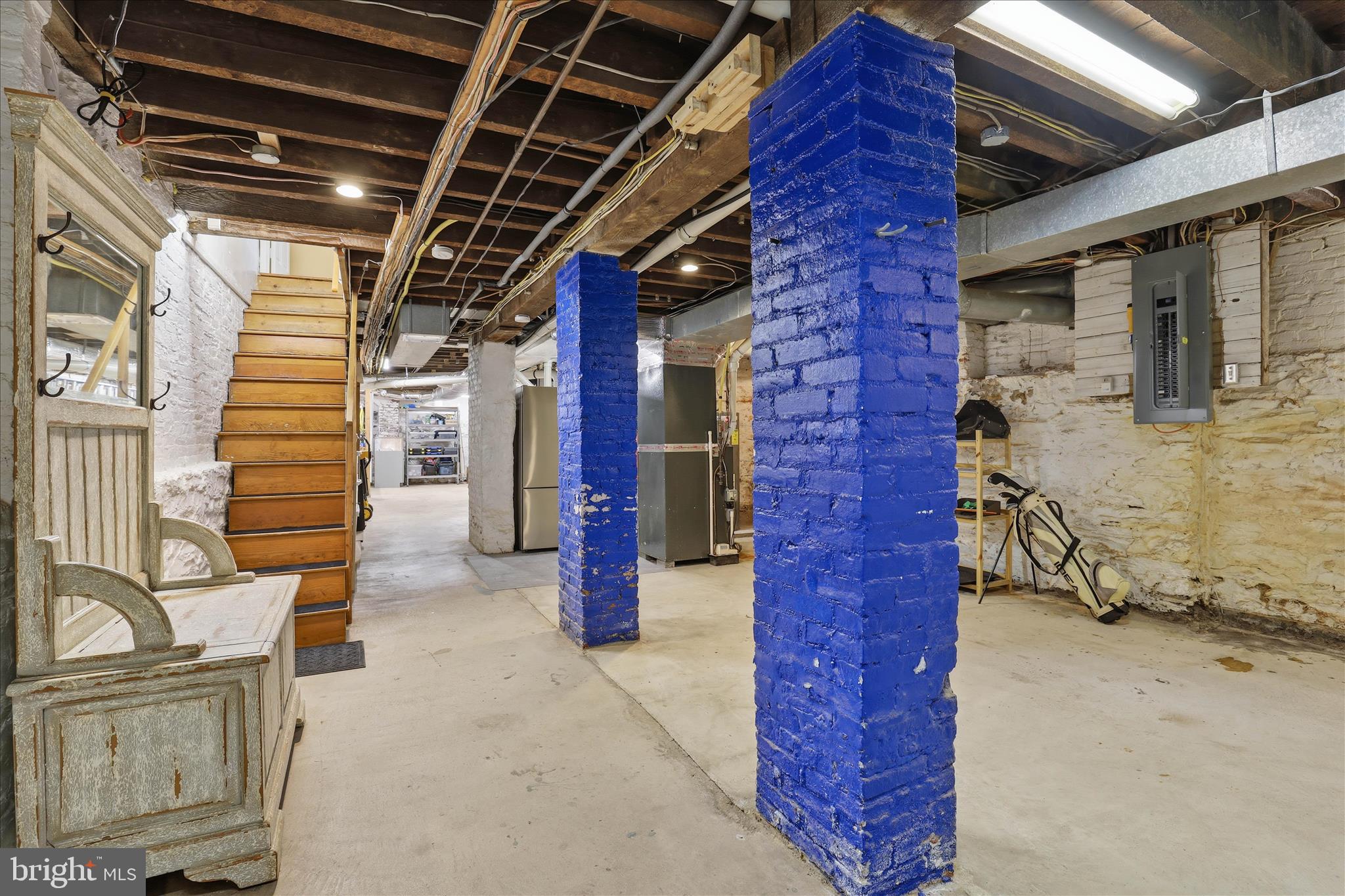 633 W CHESTNUT STREET
