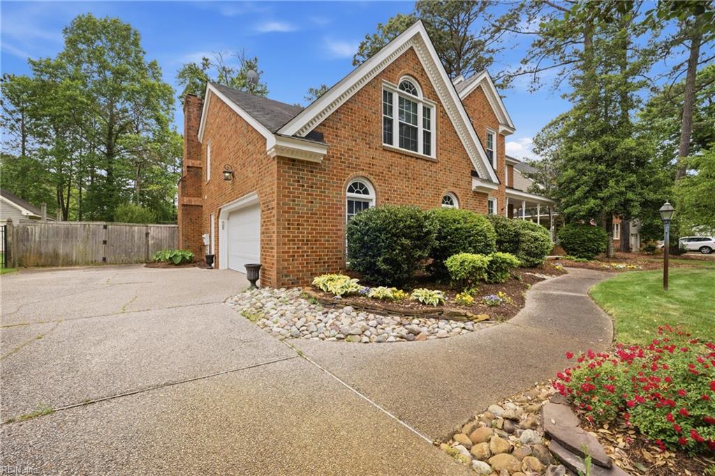 933 Forest Lakes CIR