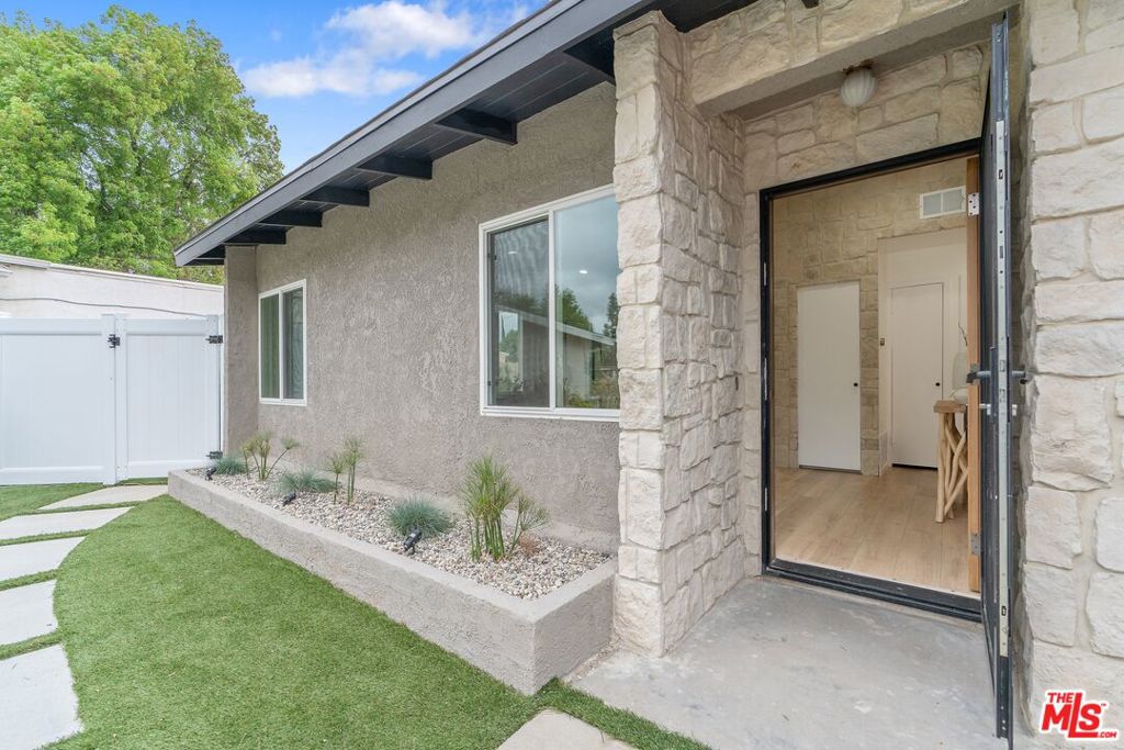 22832 Cantlay Street