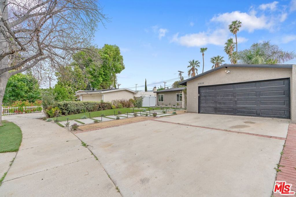 22832 Cantlay Street