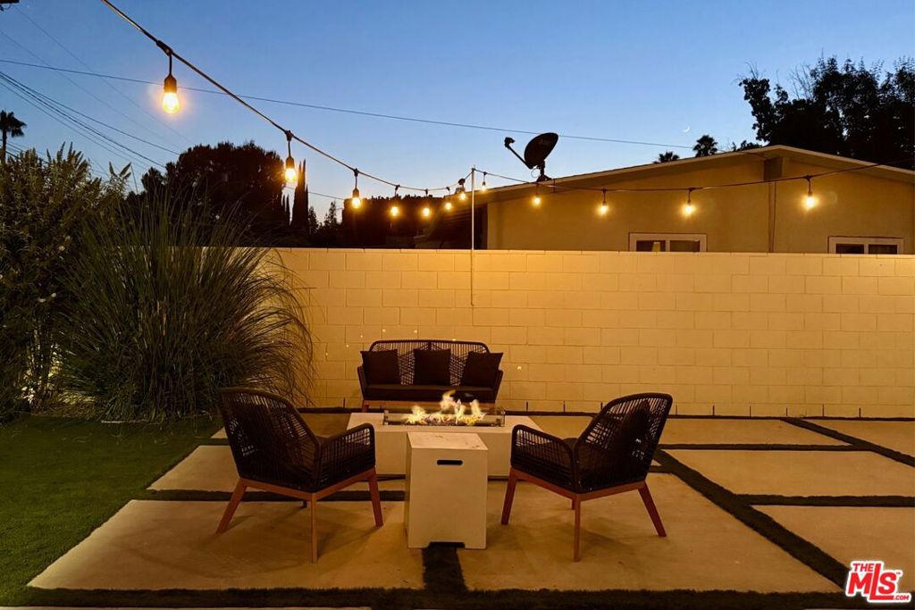 22922 Cantlay Street