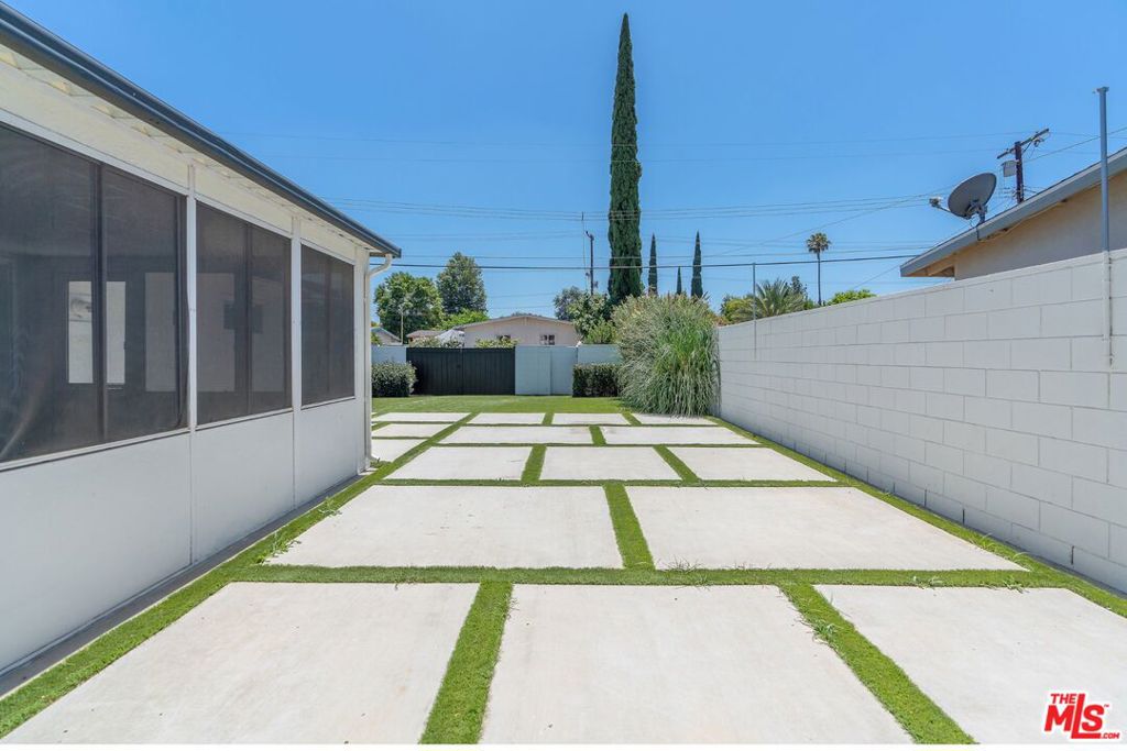 22922 Cantlay Street