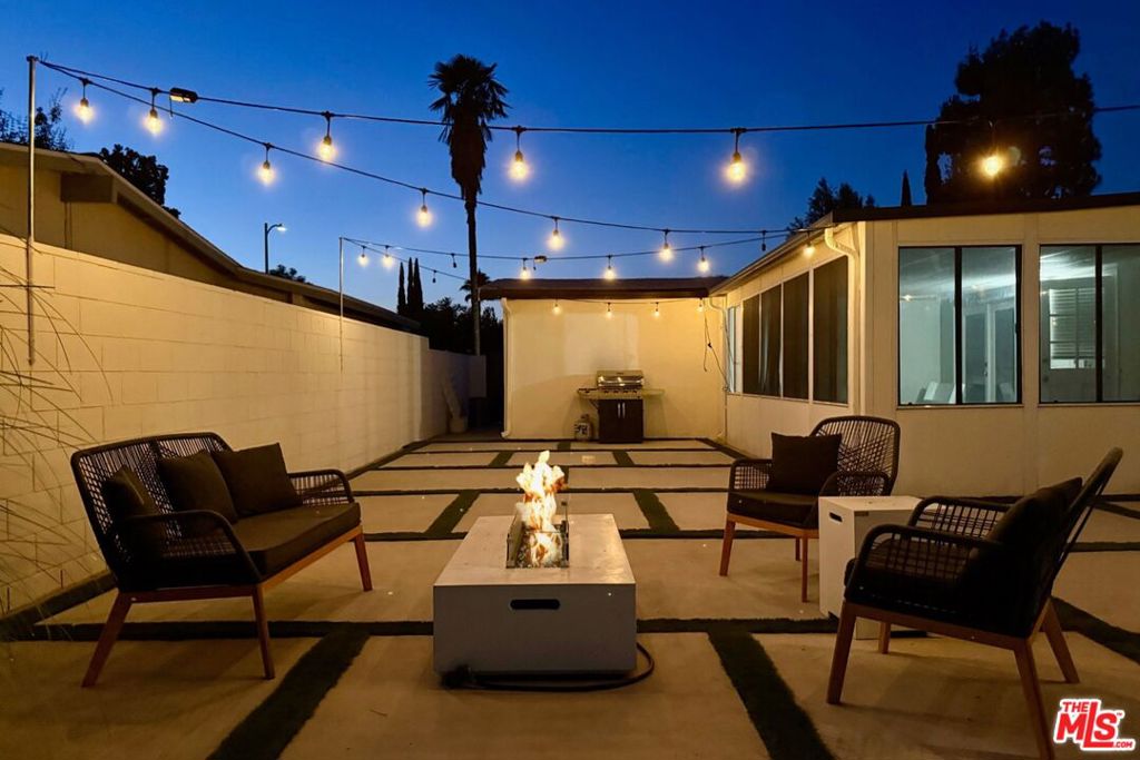 22922 Cantlay Street