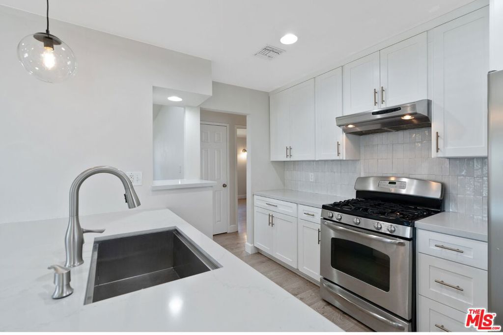 22922 Cantlay Street