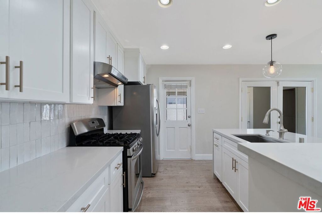 22922 Cantlay Street