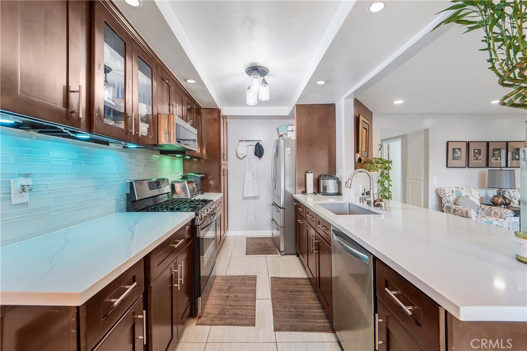 825 W Fletcher Avenue 111