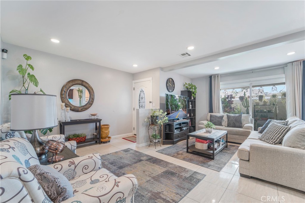 825 W Fletcher Avenue 111