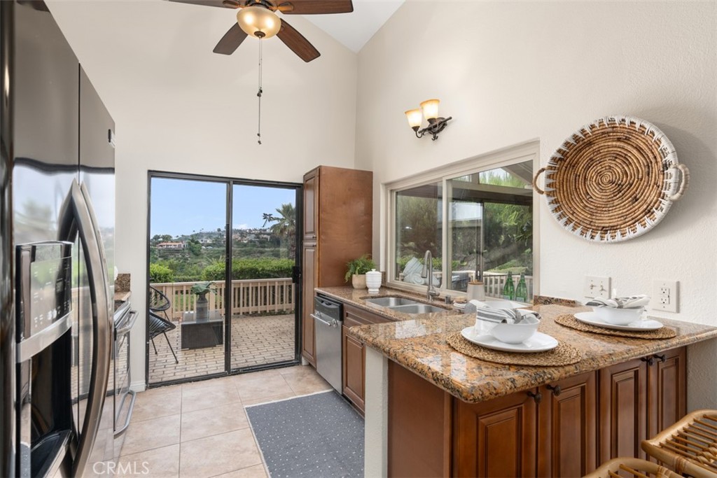 700 E Avenida Magdalena