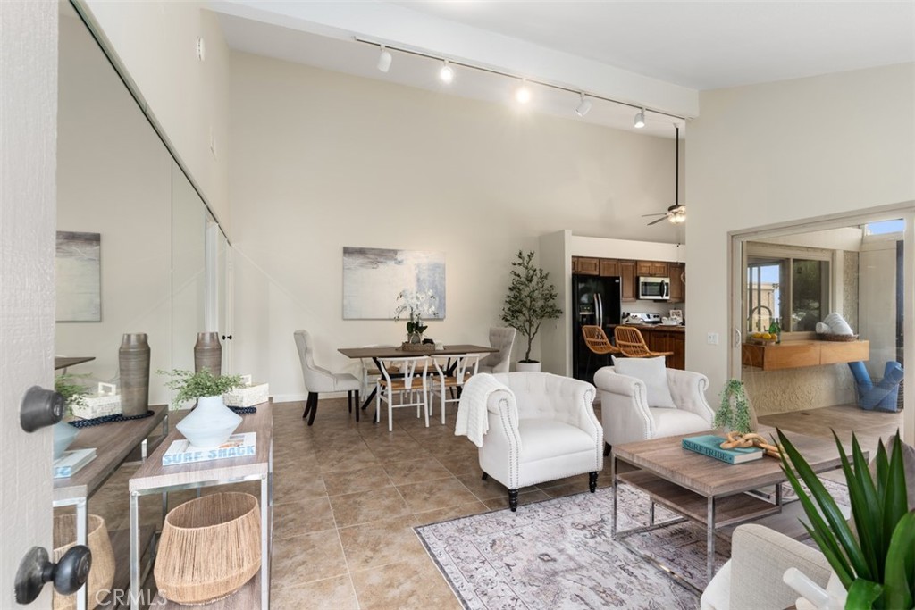 700 E Avenida Magdalena