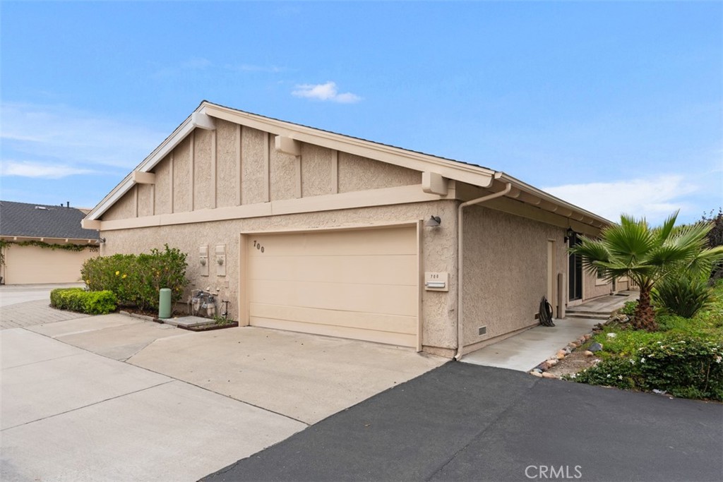 700 E Avenida Magdalena