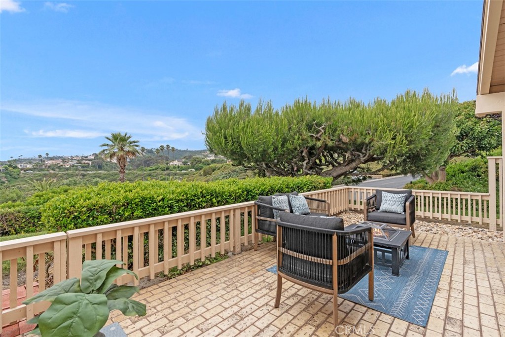 700 E Avenida Magdalena