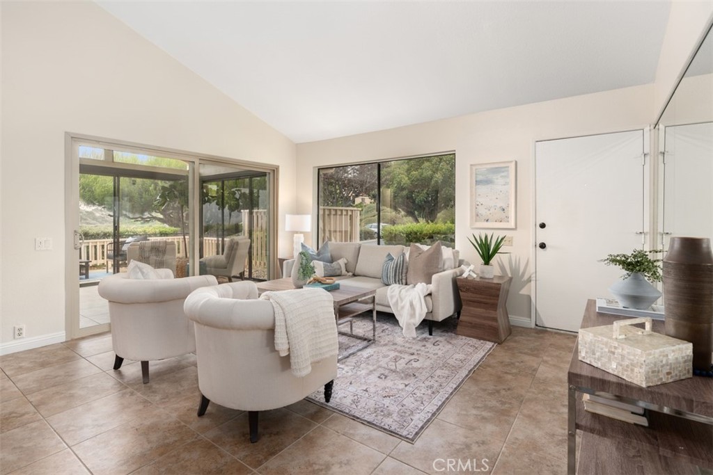 700 E Avenida Magdalena