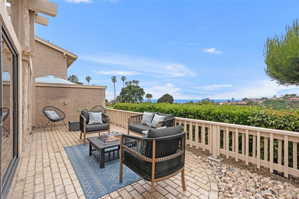 700 E Avenida Magdalena