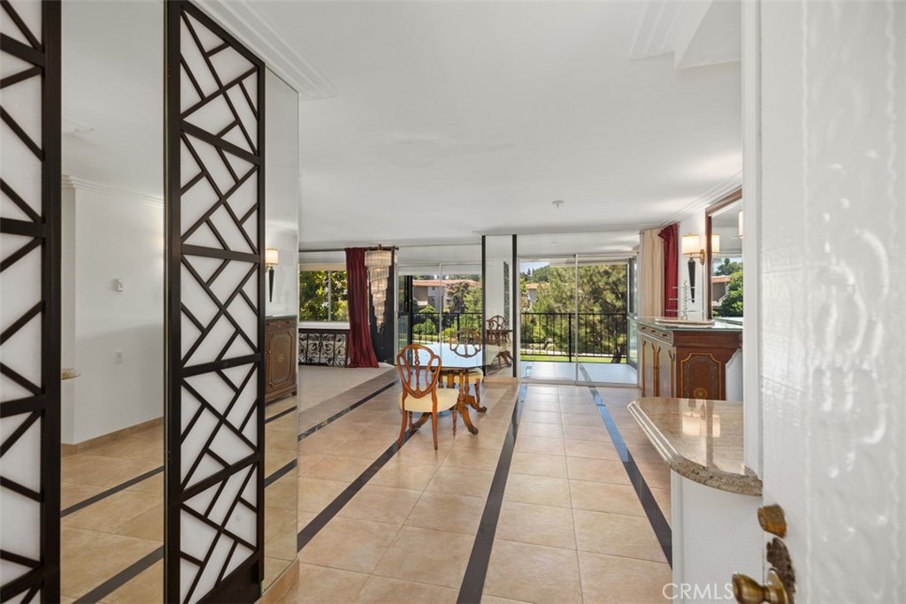 2353 Via Mariposa W 1C