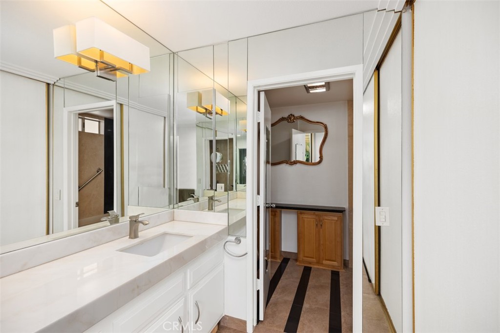 2353 Via Mariposa W 1C