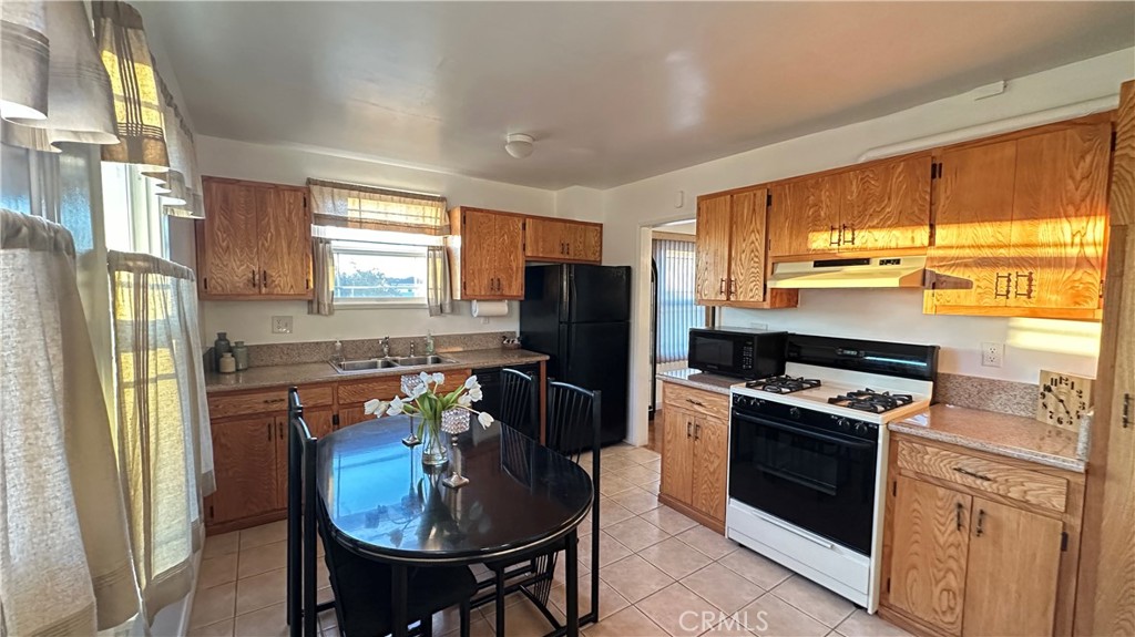 10511 S Gramercy Place