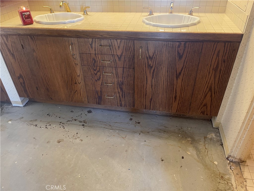 2605 N Kitty Hawk Drive