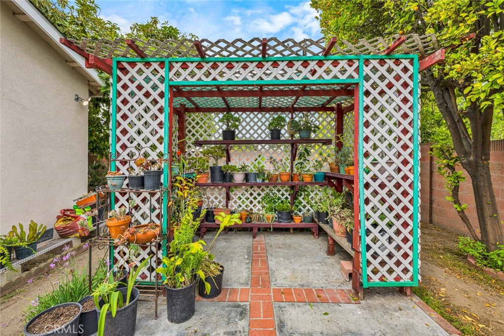 7911 Rockwell Avenue