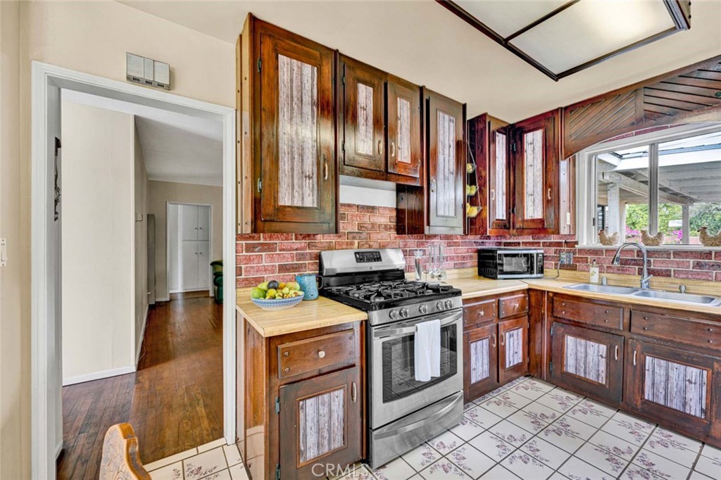 7911 Rockwell Avenue