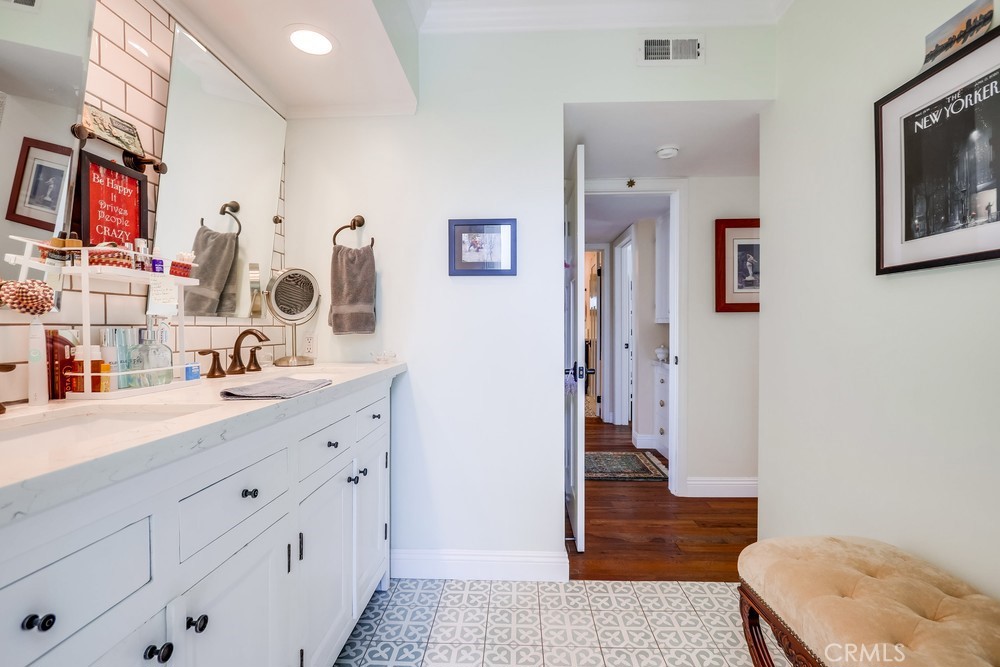 201 S La Esperanza R10