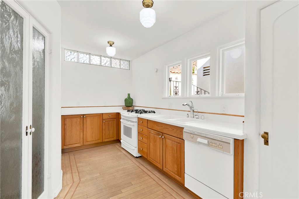 2111 Rockledge