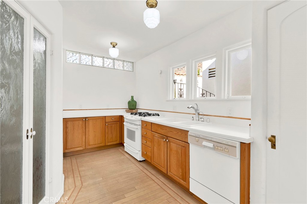2111 Rockledge
