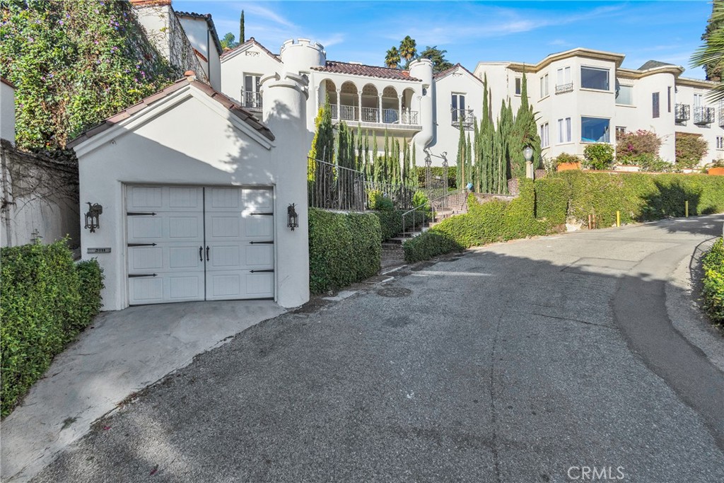 2111 Rockledge