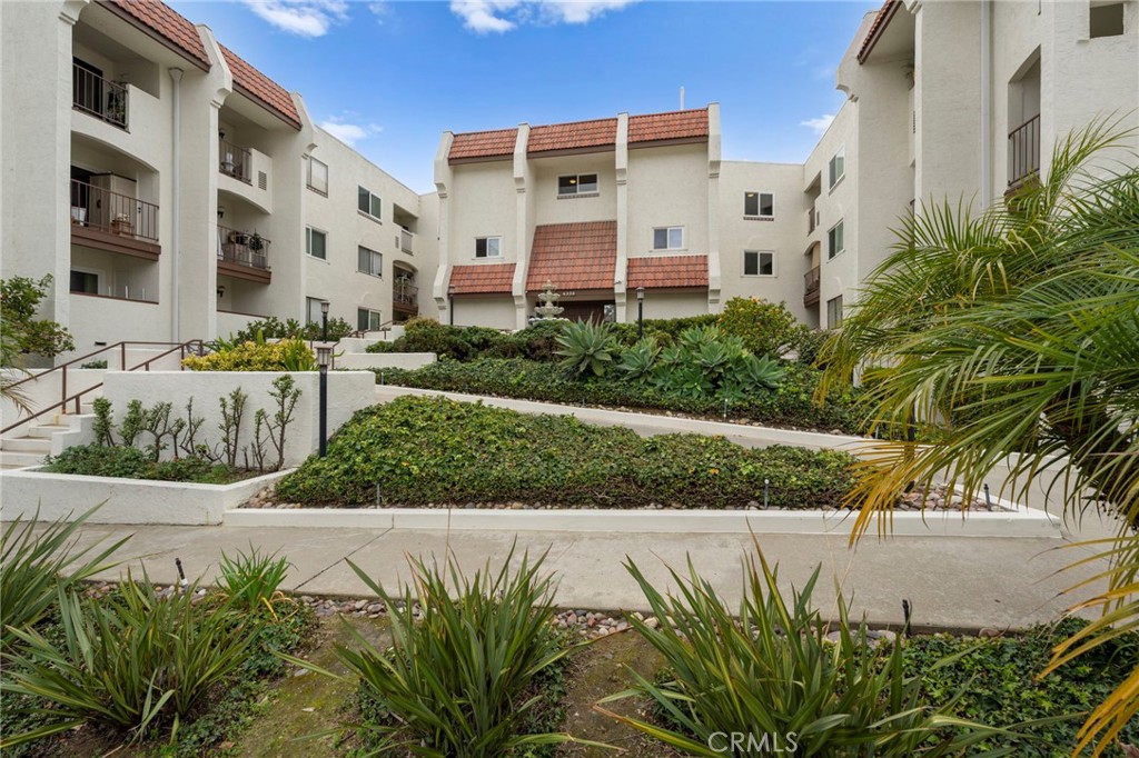 6330 Genesee 203