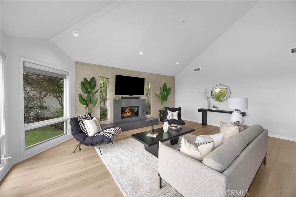 2852 Via Amapola