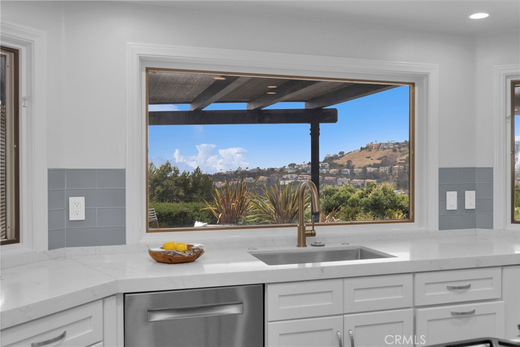 2852 Via Amapola