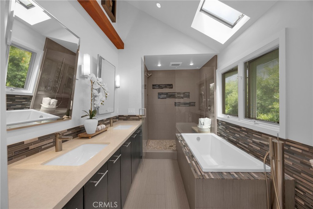 2852 Via Amapola