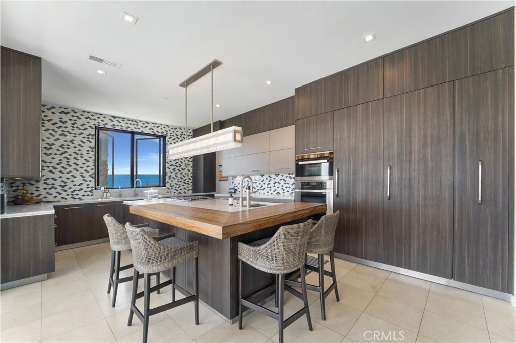 875 Avenida Salvador