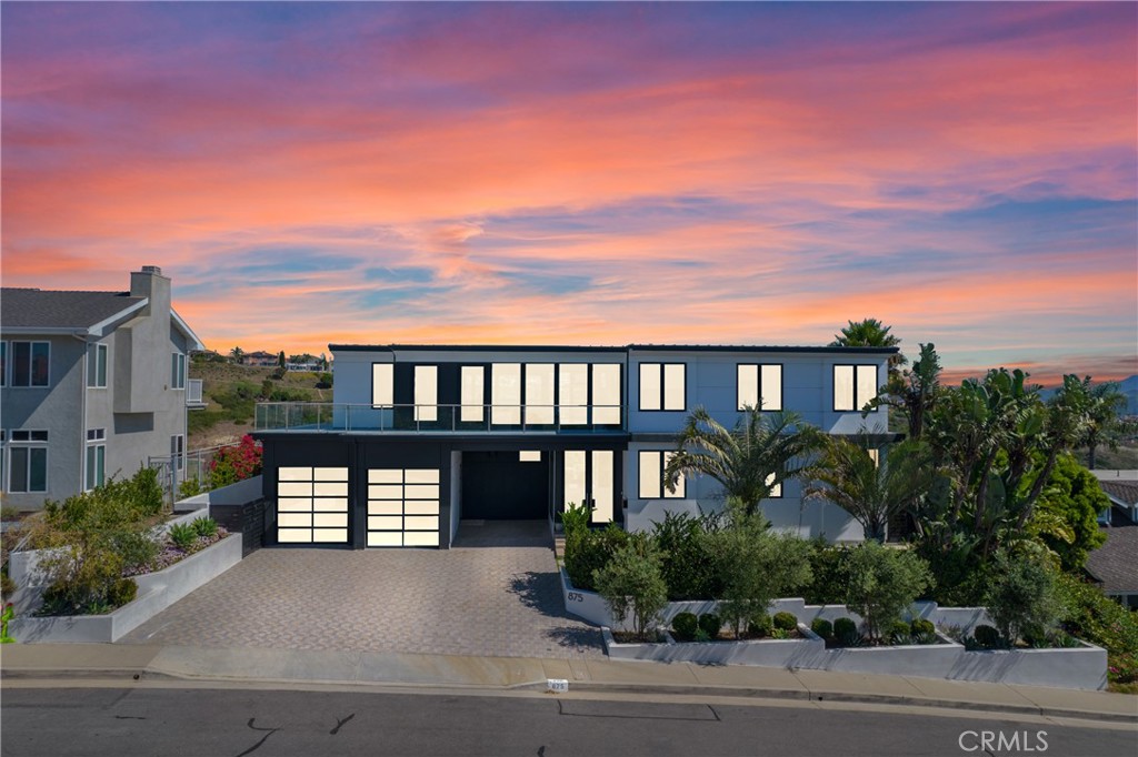 875 Avenida Salvador