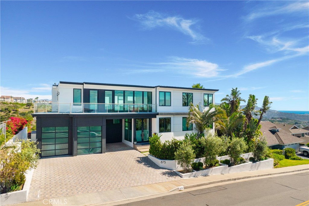 875 Avenida Salvador