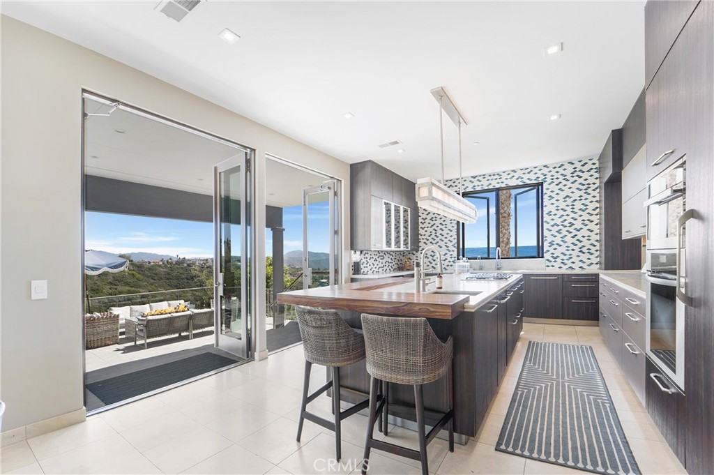 875 Avenida Salvador