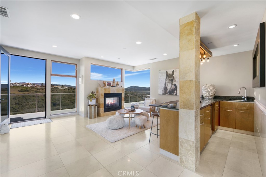 875 Avenida Salvador