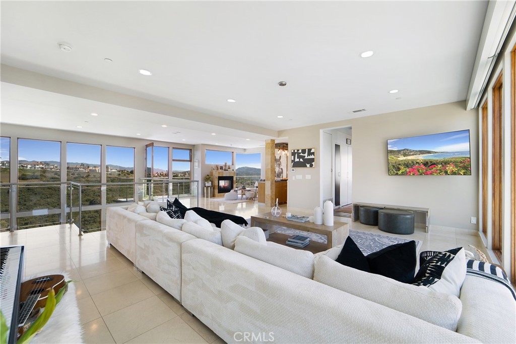 875 Avenida Salvador