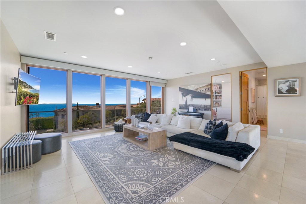 875 Avenida Salvador