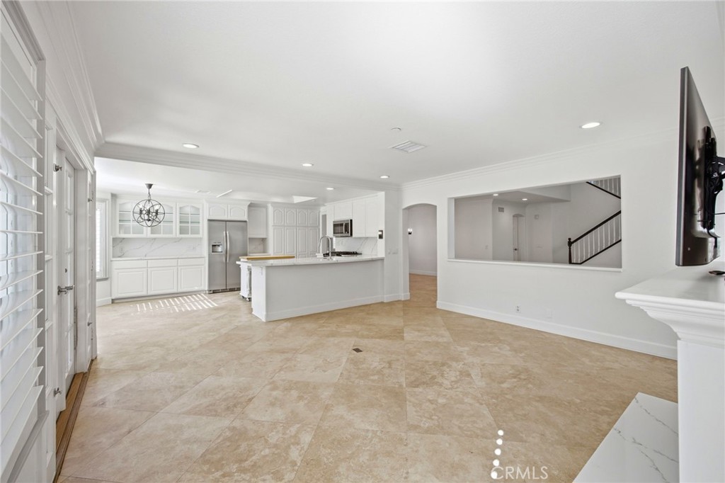 733 Avenida Azor