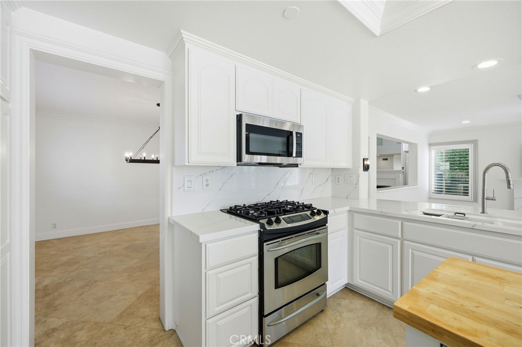 733 Avenida Azor