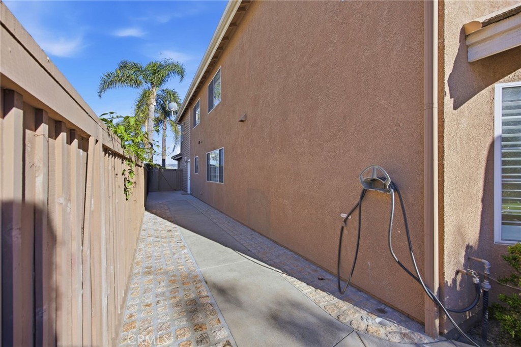 733 Avenida Azor