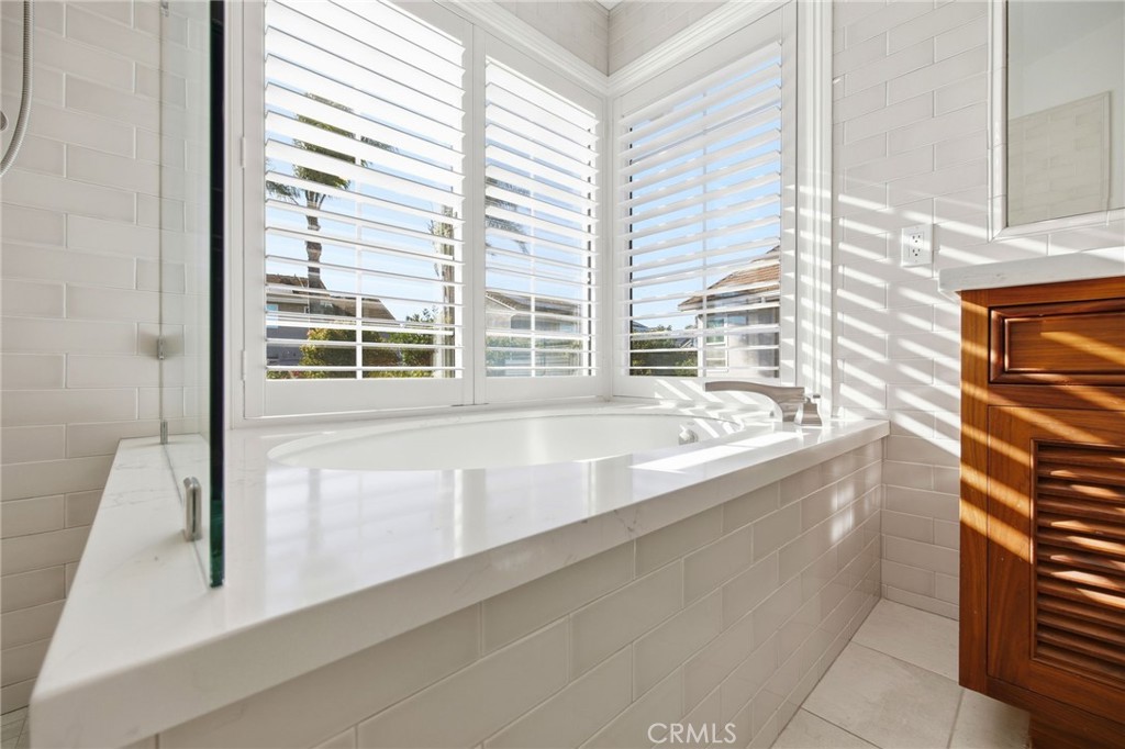 733 Avenida Azor