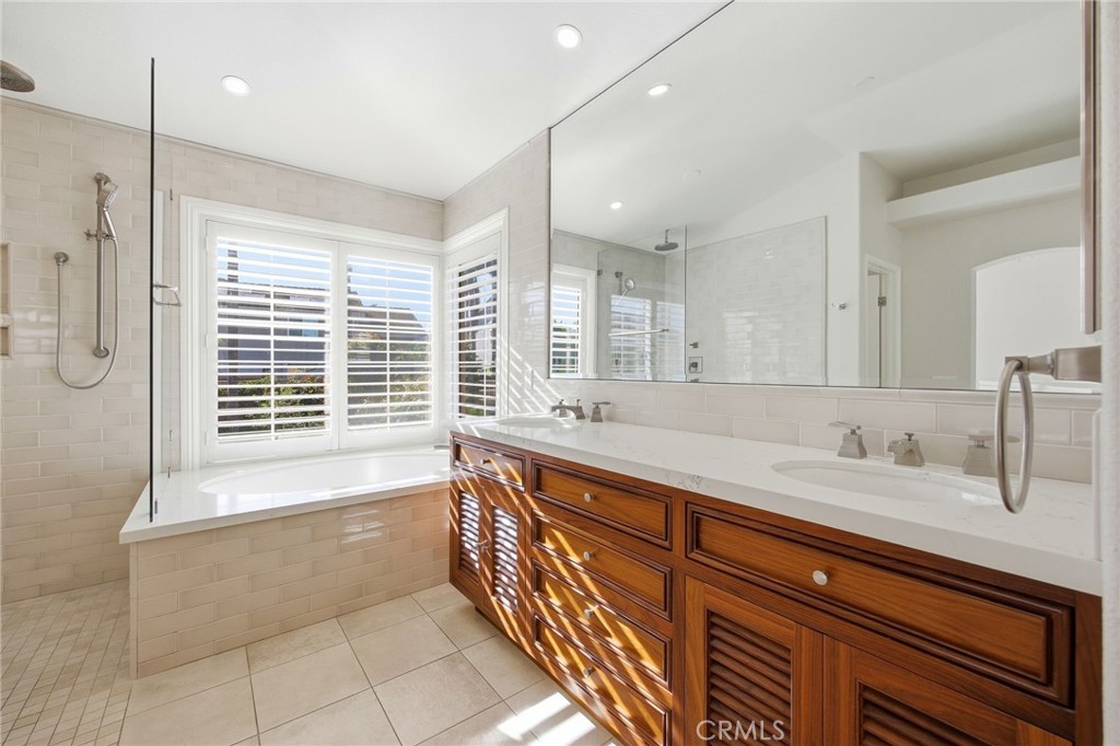 733 Avenida Azor