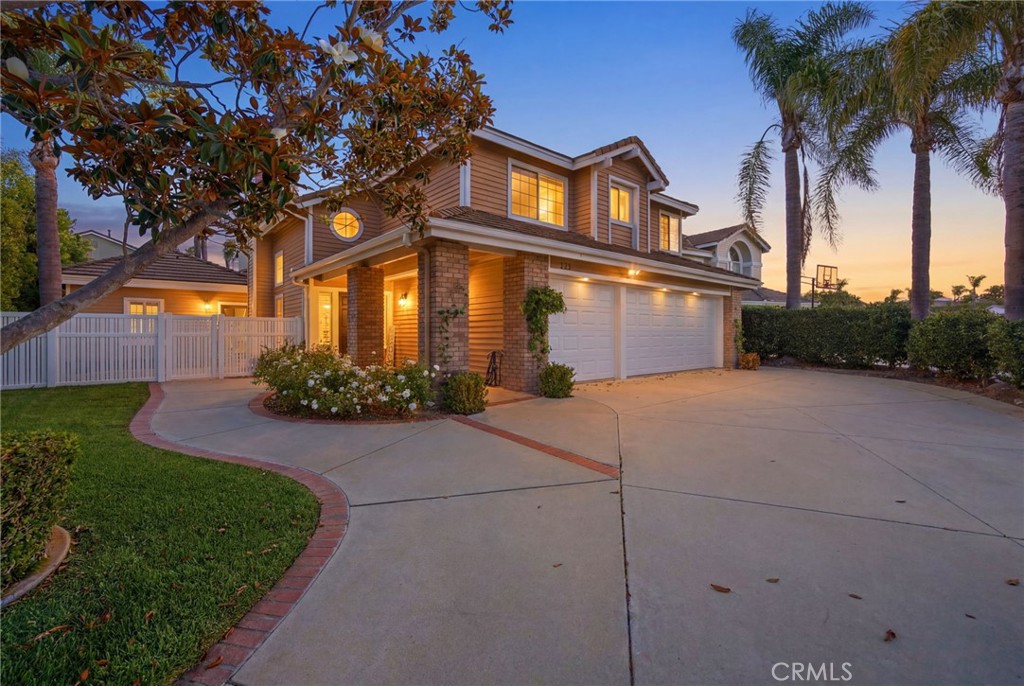 733 Avenida Azor