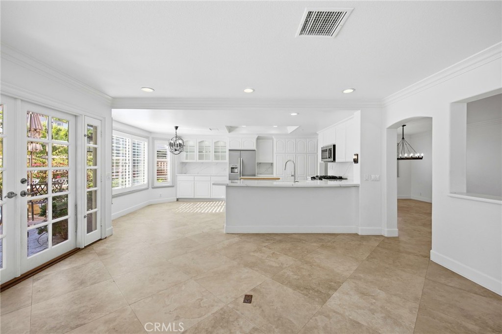 733 Avenida Azor